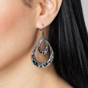 Museum Muse - black - Paparazzi earrings